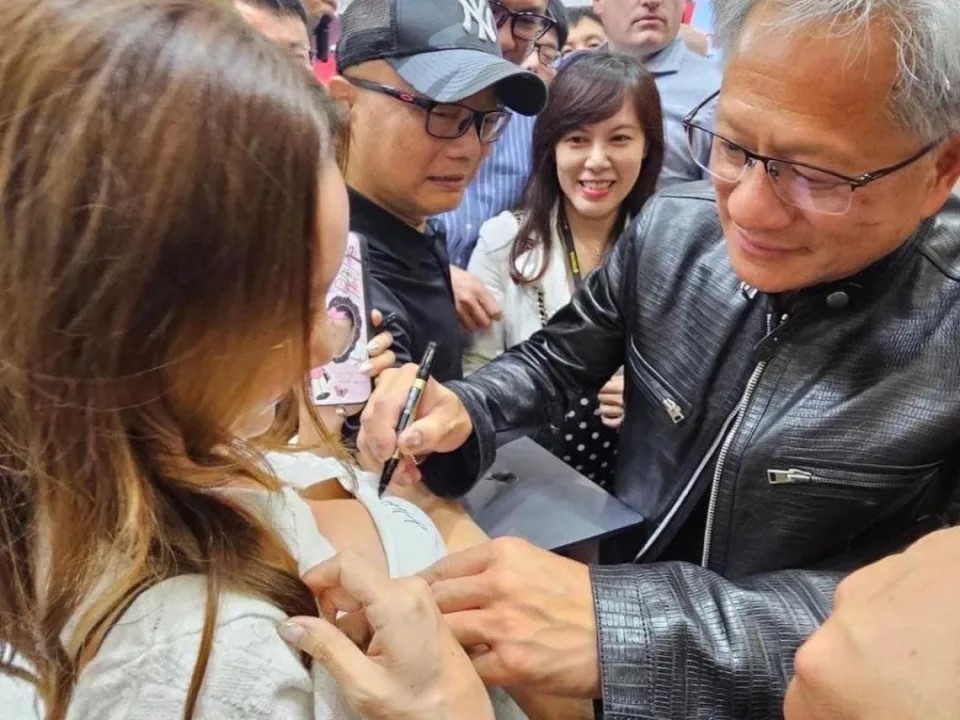 黄仁勋被女粉丝要求胸口签名。