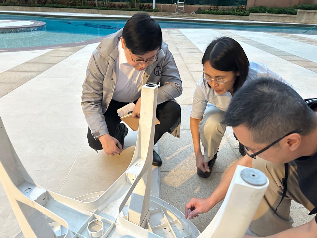 食環署人員抽取水樣本進行化驗。旁為中心傳染病處主任歐家榮（左）和食物環境衞生署防治蟲鼠主任主管霍明茵（中）。政府新聞處