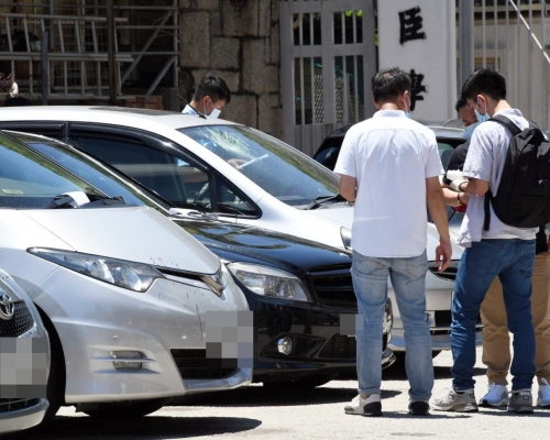 多輛停泊在場的車輛被人刑毁。