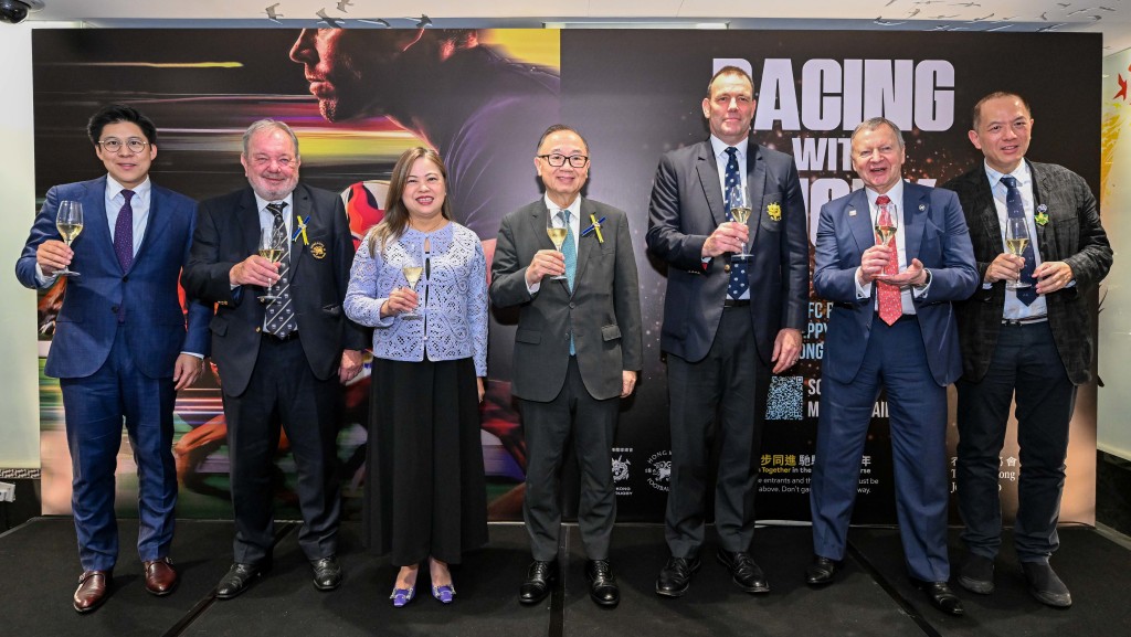 馬會主席廖長江（中）、香港特區政府文化體育及旅遊局局長羅淑佩（左三）、中國香港欖球總會主席蒲敬思（右三）、香港足球會會長兼馬會董事孔思和（左二）、香港賽馬會行政總裁應家柏（右二）、立法會議員霍啟剛（左一）及大型體育活動事務委員會主席吳守基（右一）在「賽馬 × 欖球」慶祝晚宴合照。