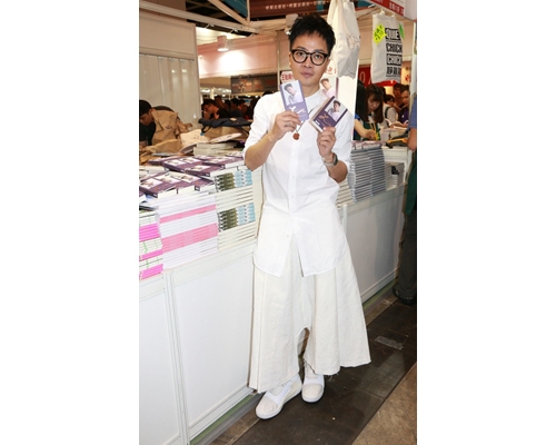 余迪伟今日到书展举行新书签名会。