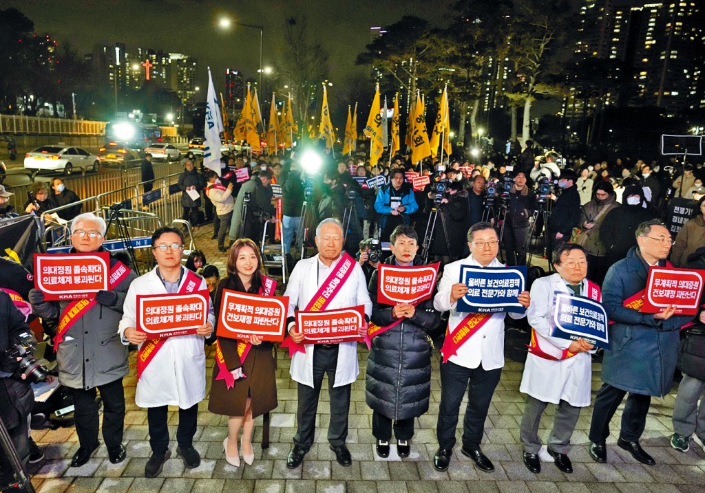 首爾周四有醫生集會,抗議擴招醫科生。
