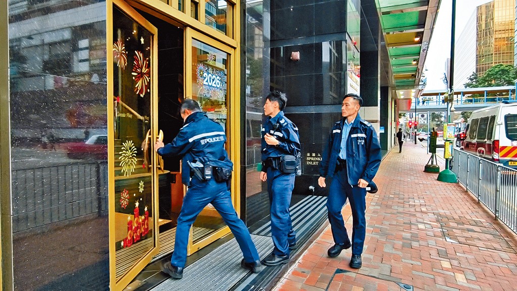 多名警員進入涉案加密貨幣公司所在大廈。