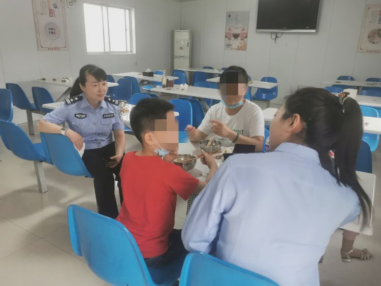 警員對男童進行教育。網圖