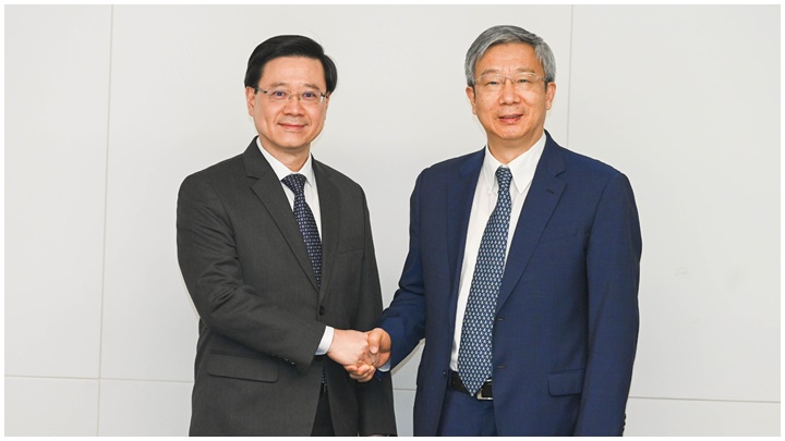 李家超(左)與中國人民銀行行長易綱(右)會面。政府新聞處圖片