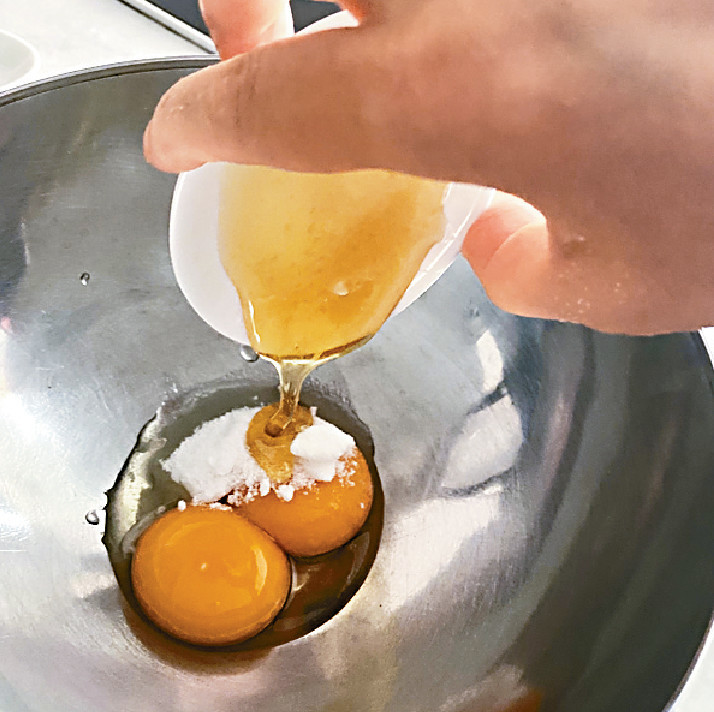 1. 蛋黃加糖（10克）、蜜糖、牛奶拌勻，拌入麵粉和泡打粉備用。