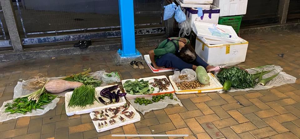 婆婆彎腰頭埋在兩腿之間熟睡。Mei Foo 美孚FB圖片