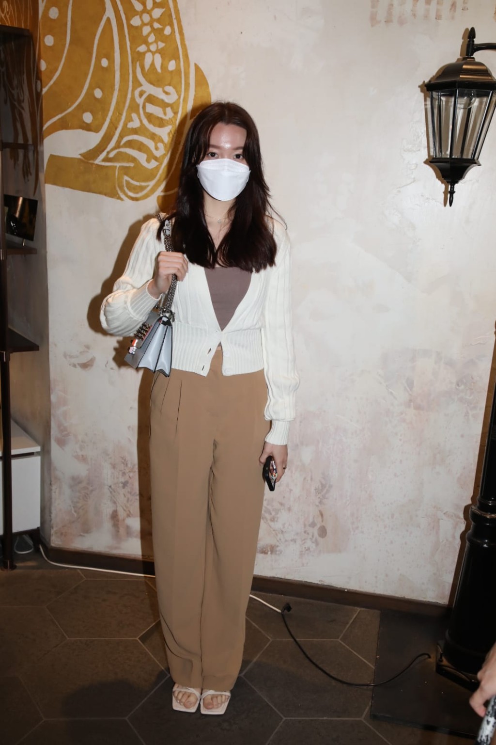 21歲張嘉倩打扮平實。