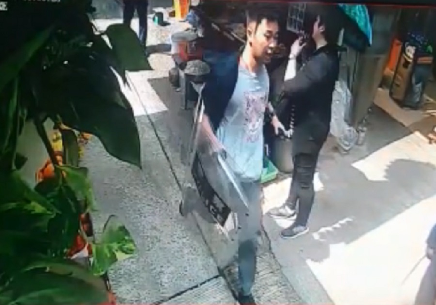 中環警員追截。雲咸街排檔花店提供