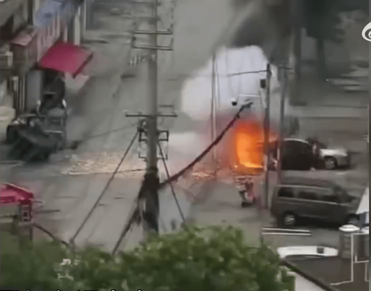 高壓電線從天而降，河南車輛爆炸燒毀。