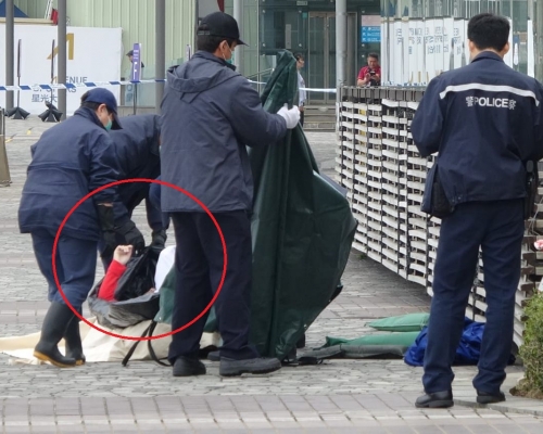 死者遺動由帳篷遮蓋。林思明攝