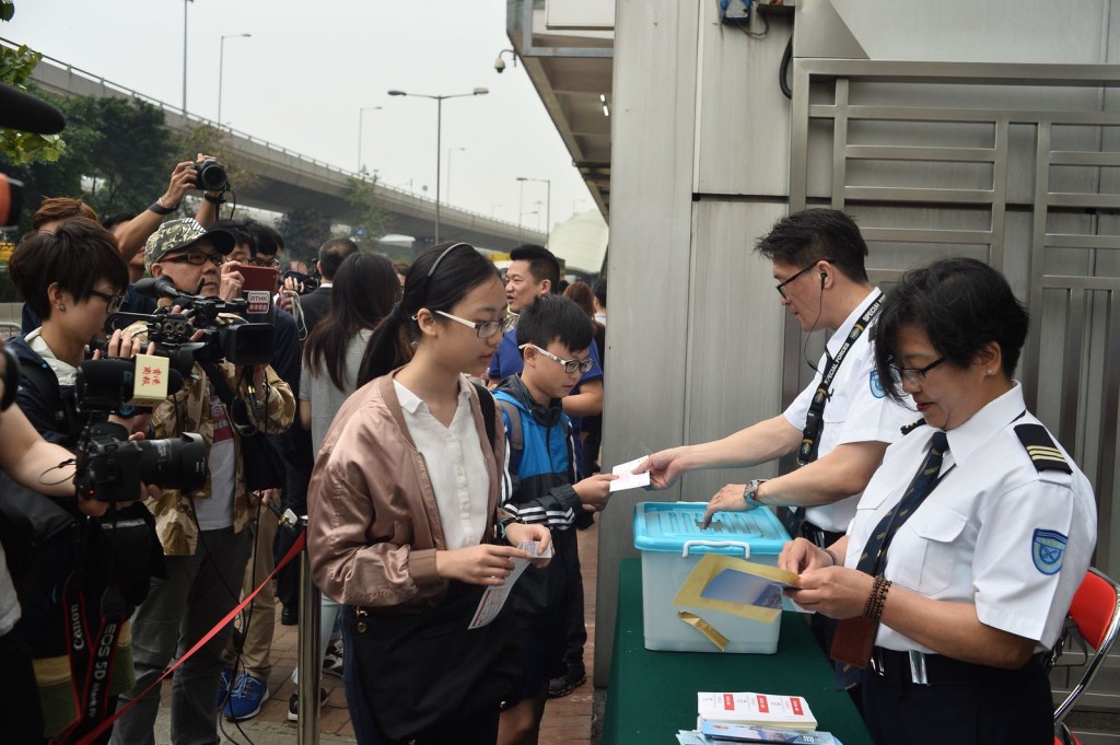 市民陸續進場,揭開中聯辦神秘面紗。