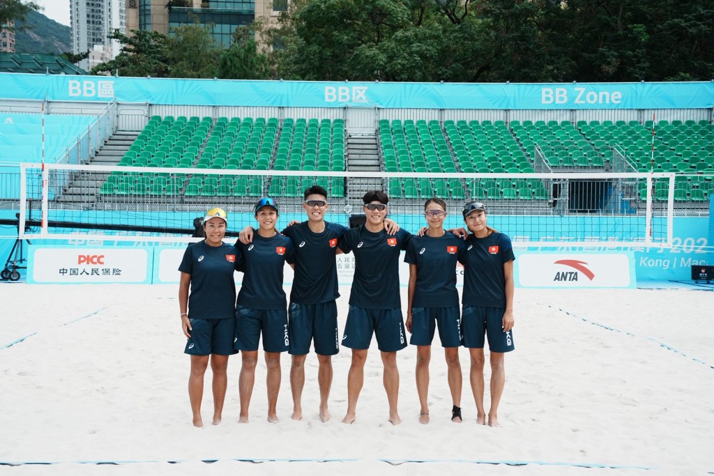 香港全運沙排代表,右起:女子一隊杜詠雯、杜詠彤、男子組合黃嘉瀾、謝鍵泓、女子二隊袁廷芝、歐陽瑋欣。汪旭峰攝 香港全運沙排代表,右起:女子一隊杜詠雯、杜詠彤、男子組合黃嘉瀾、謝鍵泓、女子二隊袁廷芝、歐陽瑋欣。汪旭峰攝