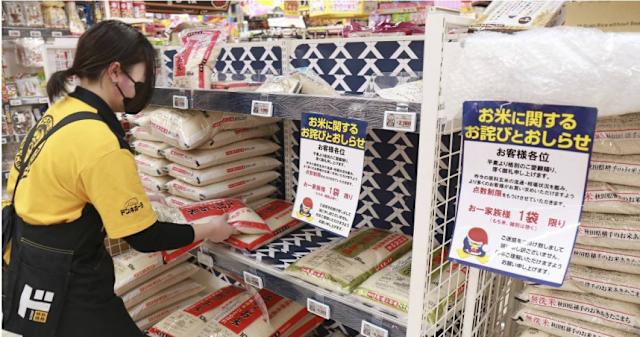 日本爆發米荒，許多趁連假出國旅遊的日本民眾，從國外將白米帶回日本。美聯社