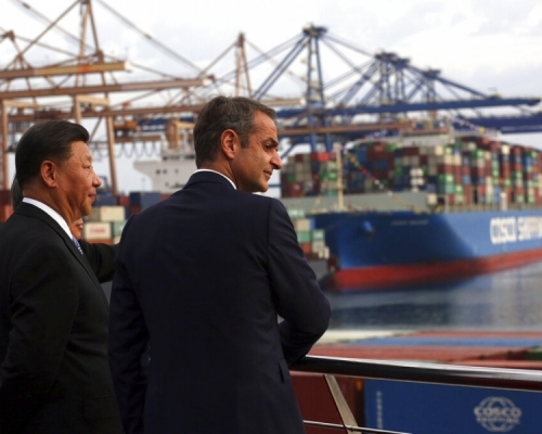 習近平和希臘總理參觀中資控股港口。AP