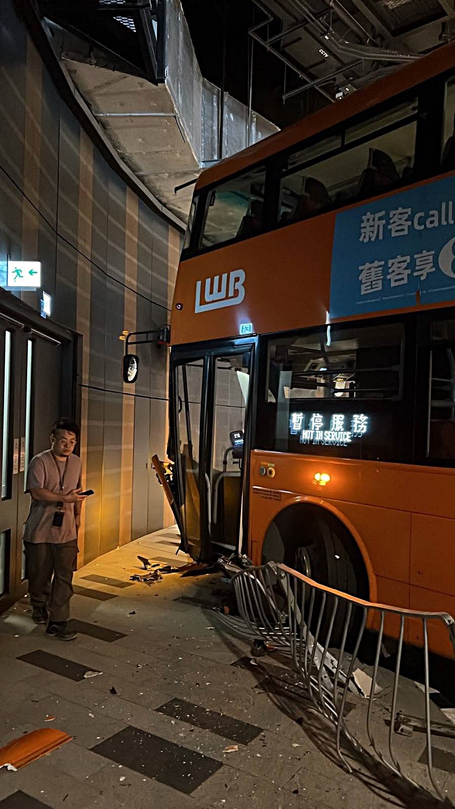 巴士失控撞毀鐵欄。fb:是日快快-巴士即日相 巴士失控撞毀鐵欄。fb:是日快快-巴士即日相