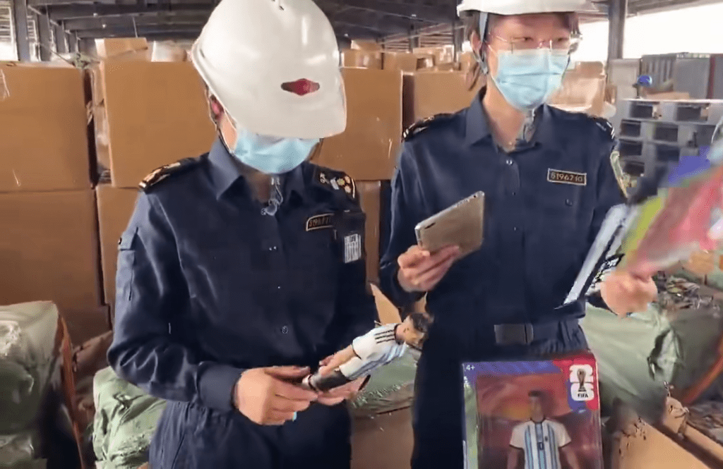 廣州海關查獲29萬張侵權球星卡及216個球星玩偶。 海關發布 廣州海關查獲29萬張侵權球星卡及216個球星玩偶。 海關發布