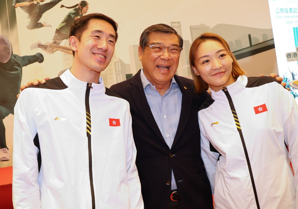 香港羽總主席湯偉倫（原名湯徫掄）跟鄧謝配合照，阿雪即場問他年底的香港公開錦標賽是否移師啟德，湯主席先賣個關子。徐嘉華攝