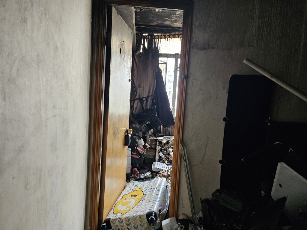起火劏房附近雜物及牆壁有燒焦痕迹。