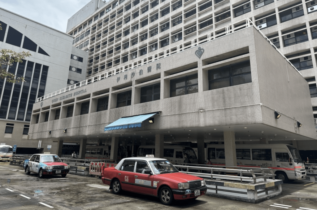 事主当时仍然清醒,随即由救护车送往伊利沙伯医院治理。蔡楚辉摄 事主当时仍然清醒,随即由救护车送往伊利沙伯医院治理。蔡楚辉摄