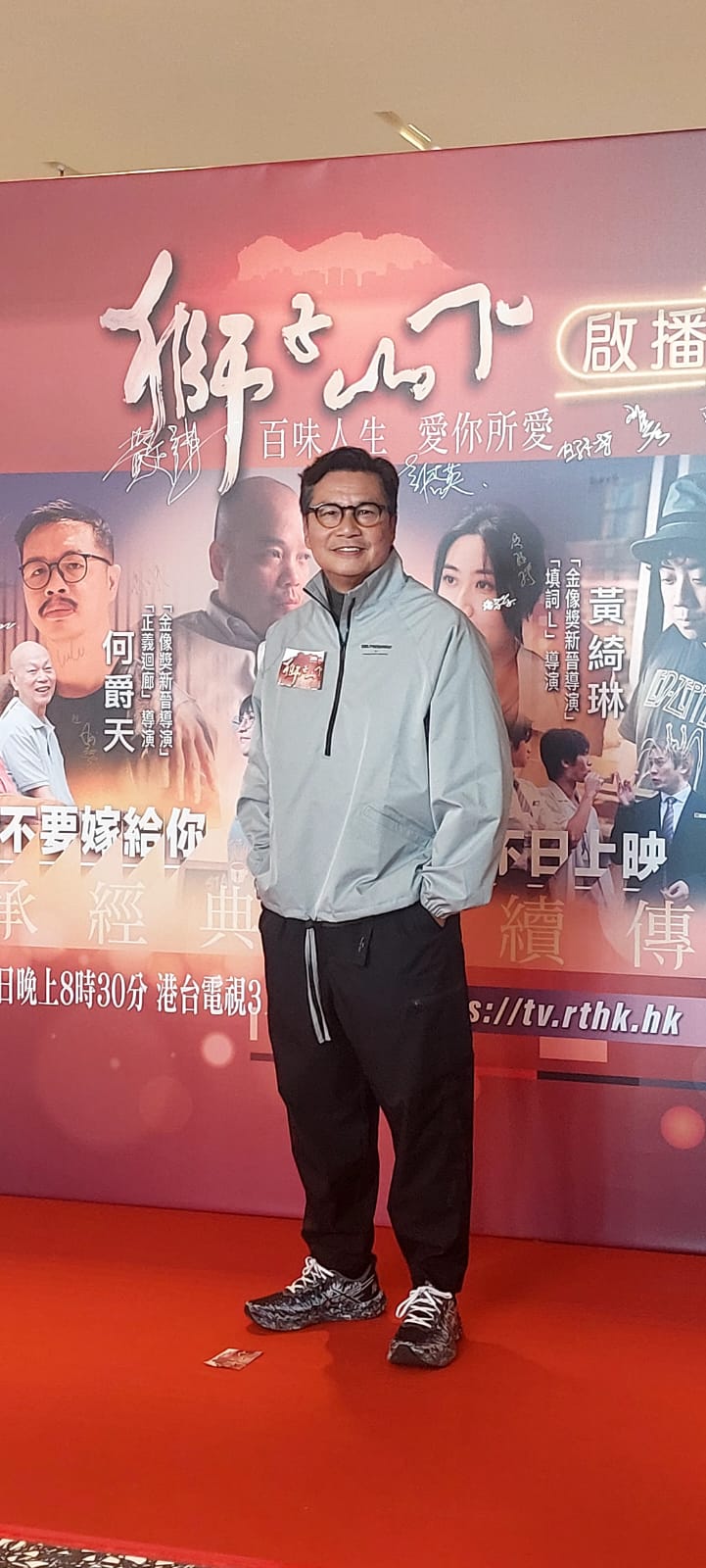 鄭子誠在《獅子山下2024》單元〈錄音帶〉做老本行,扮演《音樂情人》主持人。 鄭子誠在《獅子山下2024》單元〈錄音帶〉做老本行,扮演《音樂情人》主持人。