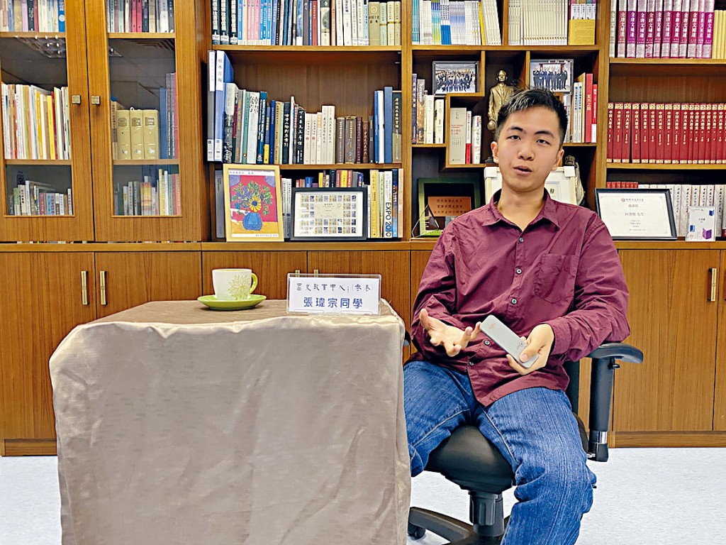 香港大學文學院一年級生張瑋宗建議,同學溫習皇帝政策時,可善用課本的地圖輔助。