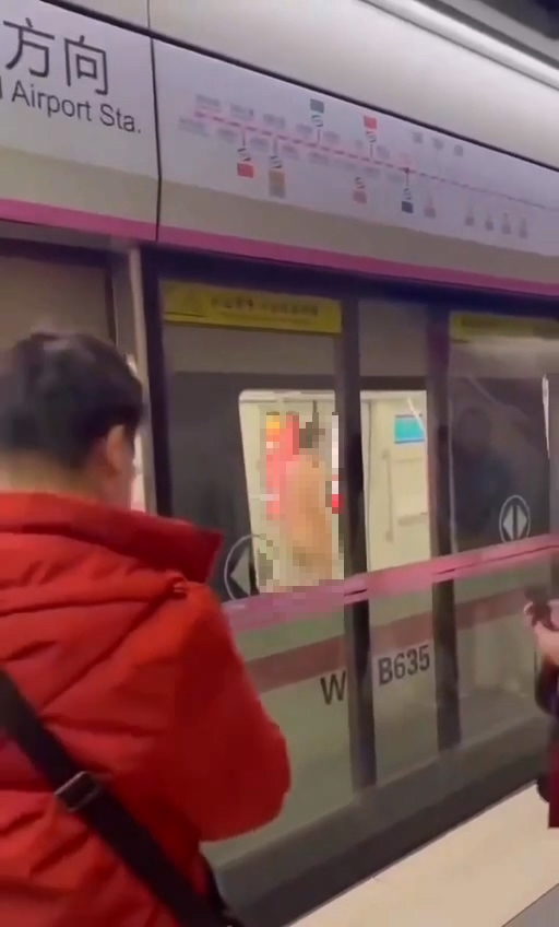 武汉地铁车厢一男子突然脱衣裸奔，相关影片网上曝光引发热议。