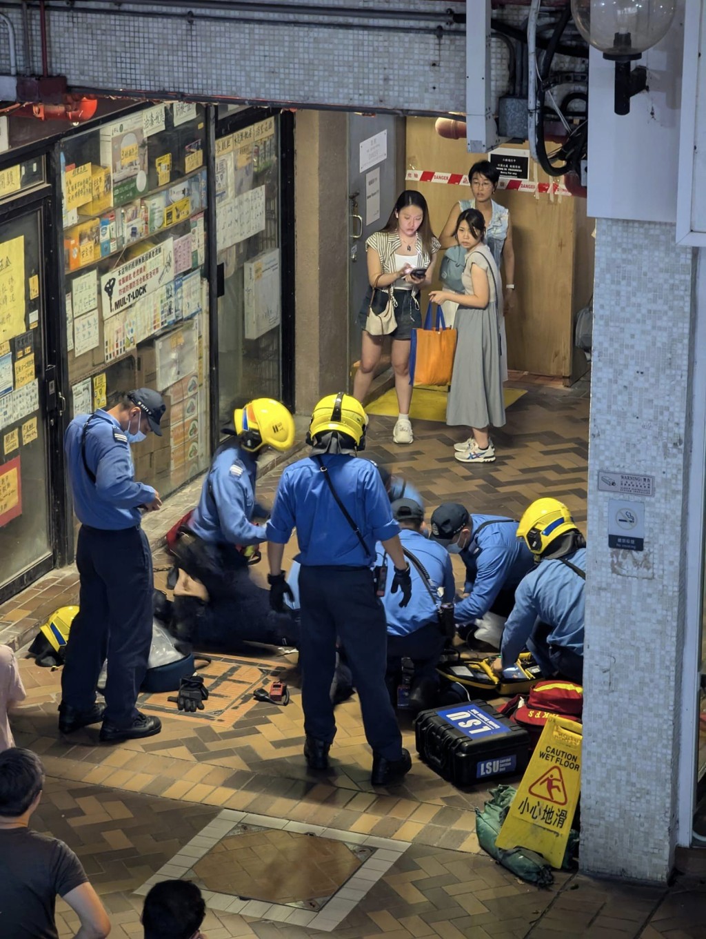 现场为火炭穗禾苑商场内。香港突发事故报料区FB