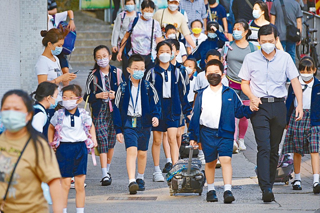 下學年起全港公營小學劃一每班減收1個小一叩門位，有升學專家建議有意叩門的家長，及早與子女準備面試。 