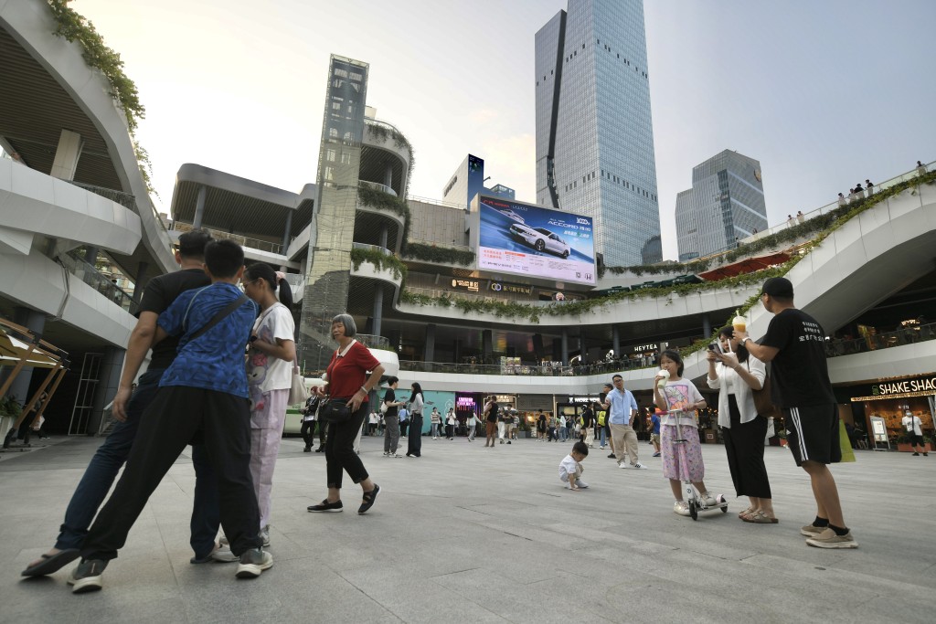 近年興起港人北上消費熱潮，深圳不少商場成爲遊玩購物首選。資料圖片