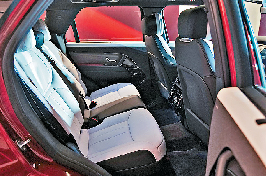 ■后排坐三人仍阔落，左右冷气可独立调校。