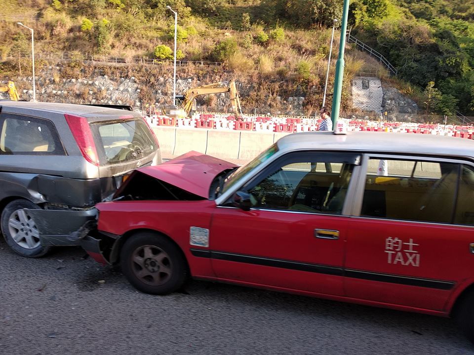北大嶼山公路4車相撞。網民工友圖片