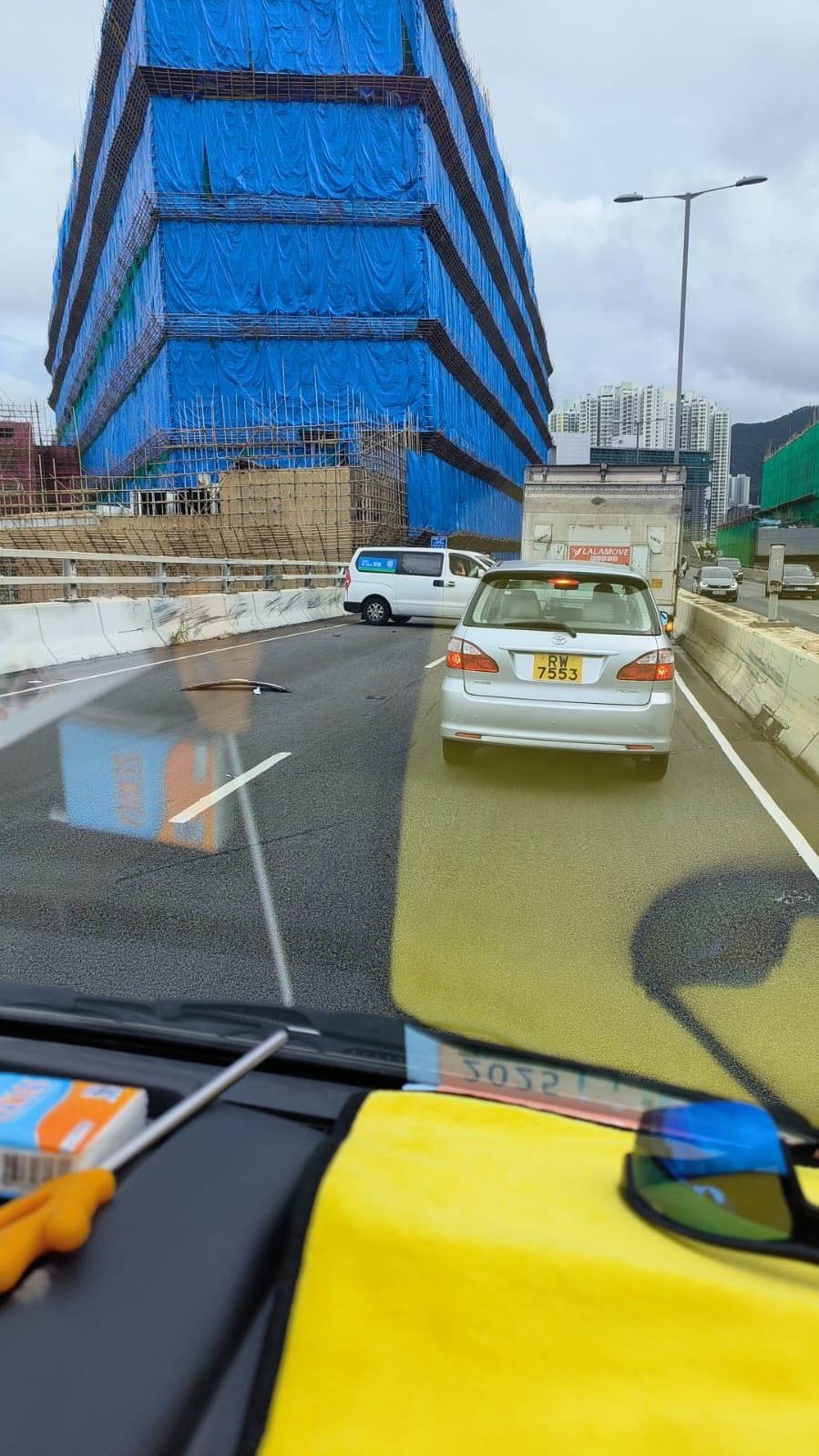 客貨車阻路。fb馬路的事 (即時交通資訊台) 客貨車阻路。fb馬路的事 (即時交通資訊台)