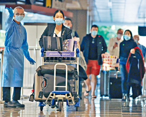 ■來自荷蘭的旅客上周三飛抵獅城樟宜機場，以「疫苗接種者旅遊通道」入境免隔離。