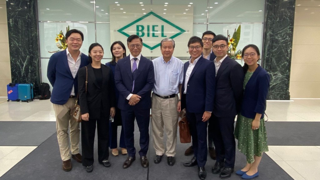 大律師公會青年大律師， 在律政司副司長張國鈞（左四）率領下， 參觀在惠州的伯恩光學，了解港資企業在大灣區的發展， （右四）為隨團公會的新晉大律師常委會副主席鍾浩齊。