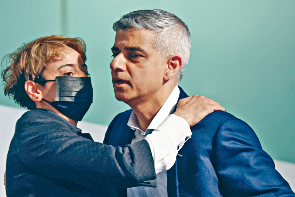 ■伦敦市长简世德当选连任后与妻子拥抱。