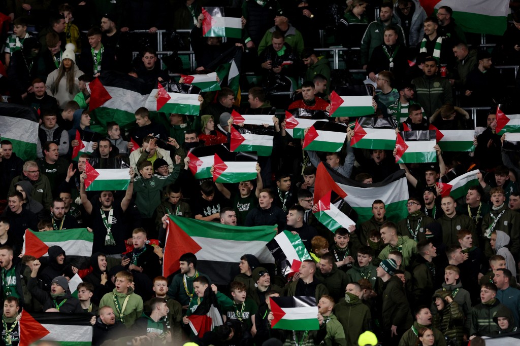 球隊入場前，數萬名球迷集體舉起或揮舞巴勒斯坦國旗，並高唱《你永遠不會獨行》。 路透社
