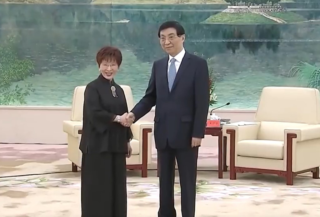 王滬寧(右)會見洪秀柱(左)。 央視截圖 王滬寧(右)會見洪秀柱(左)。 央視截圖