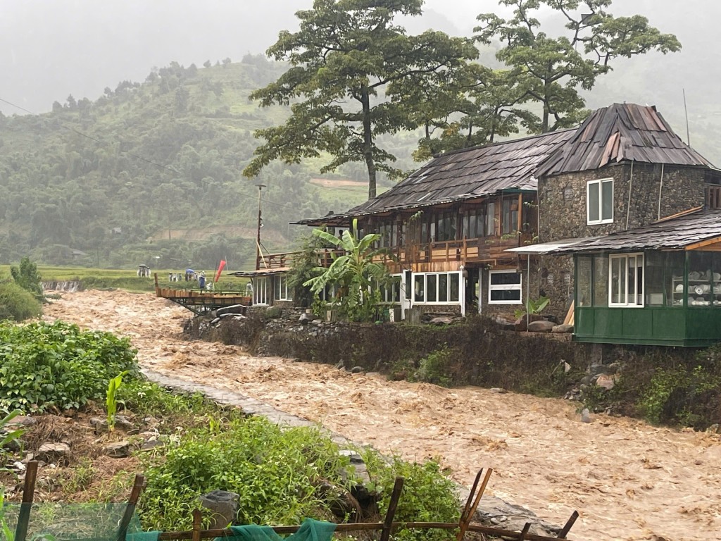 鄰國越南同樣受颱風「劍魚」影響，引發洪水。新華社
