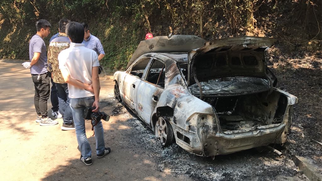 警方在私家車車尾檢獲三把刀及一個鐵罐。