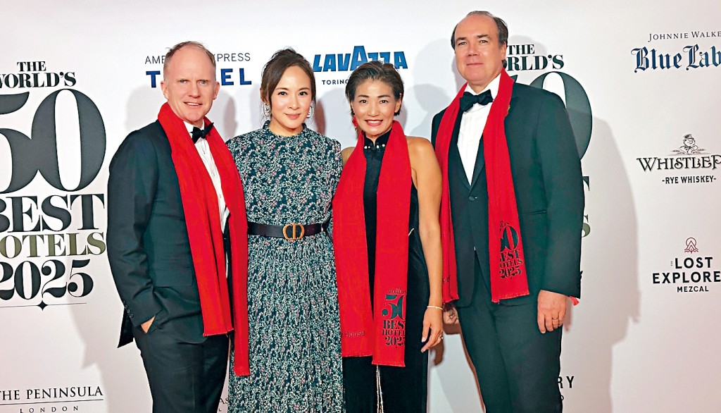 與第10名「香港居舍」的團隊,行政董事Dean Winter(左)及集團品牌及策略行銷總監穆靜如(右二)等分享喜悅。 與第10名「香港居舍」的團隊,行政董事Dean Winter(左)及集團品牌及策略行銷總監穆靜如(右二)等分享喜悅。