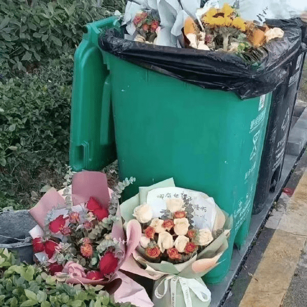 情人节内地垃圾桶现大量鲜花。