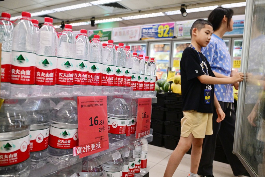 內地樽裝水龍頭品牌「農夫山泉」宣布正式進軍香港零售市場。 內地樽裝水龍頭品牌「農夫山泉」宣布正式進軍香港零售市場。