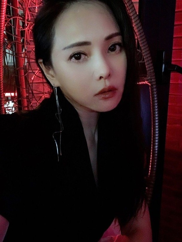 一副战斗格装束。