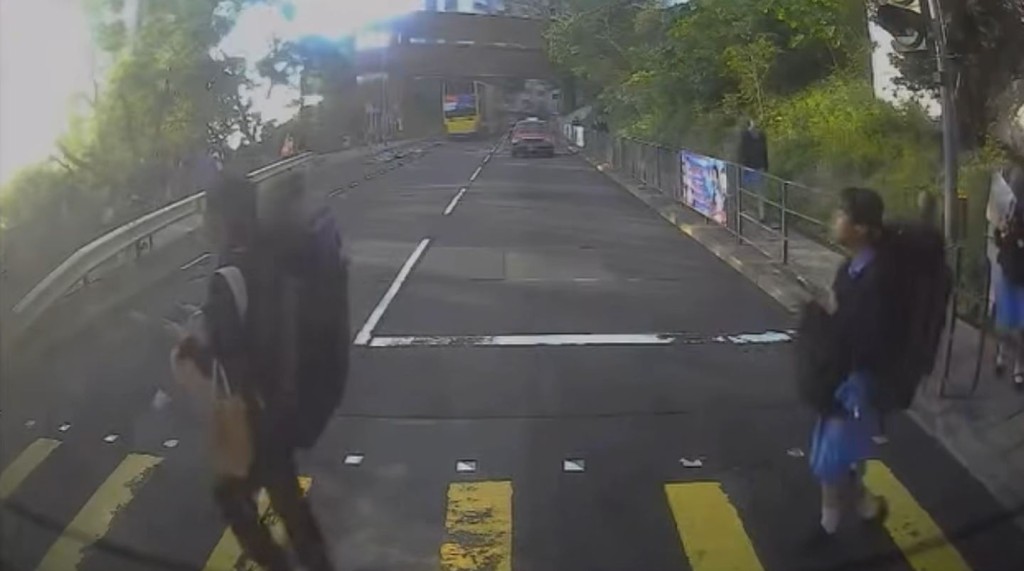 當時不斷有學生過路。fb車cam L（香港群組）影片截圖
