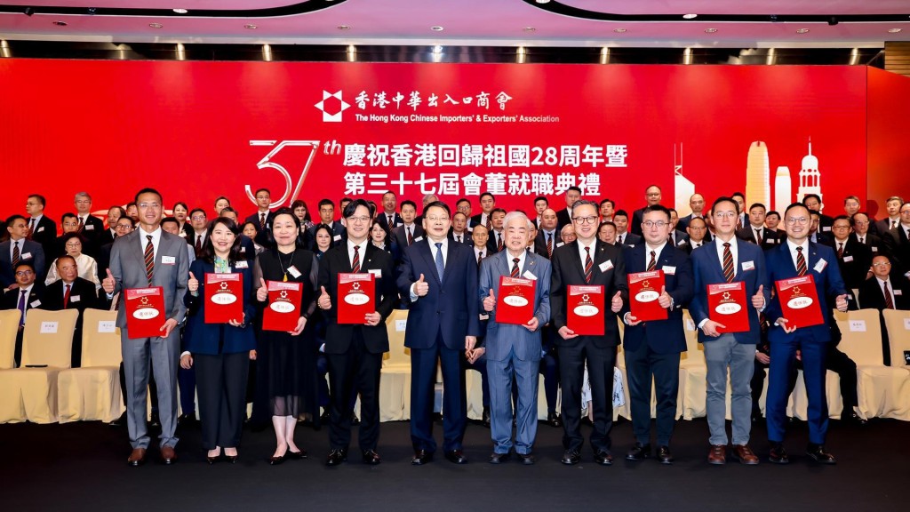 尹宗華為中出商會副會長頒發證書。左起為李聖根、張文嘉、郭英蘭、陳少山、尹宗華副主任、朱國基、陳建年、李文斌、龐建貽、蔡徳昇。 尹宗華為中出商會副會長頒發證書。左起為李聖根、張文嘉、郭英蘭、陳少山、尹宗華副主任、朱國基、陳建年、李文斌、龐建貽、蔡徳昇。