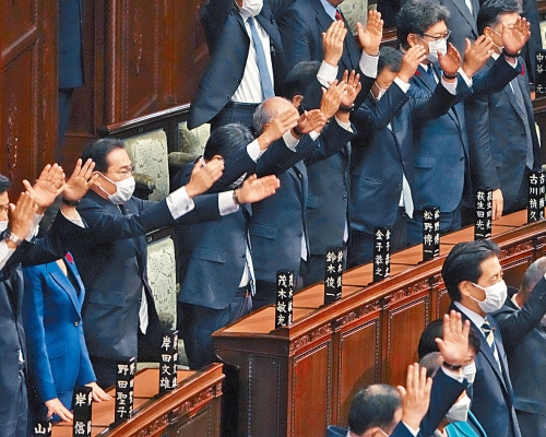 ■日本首相岸田文雄（左三）上周四宣布解散國會眾議院。