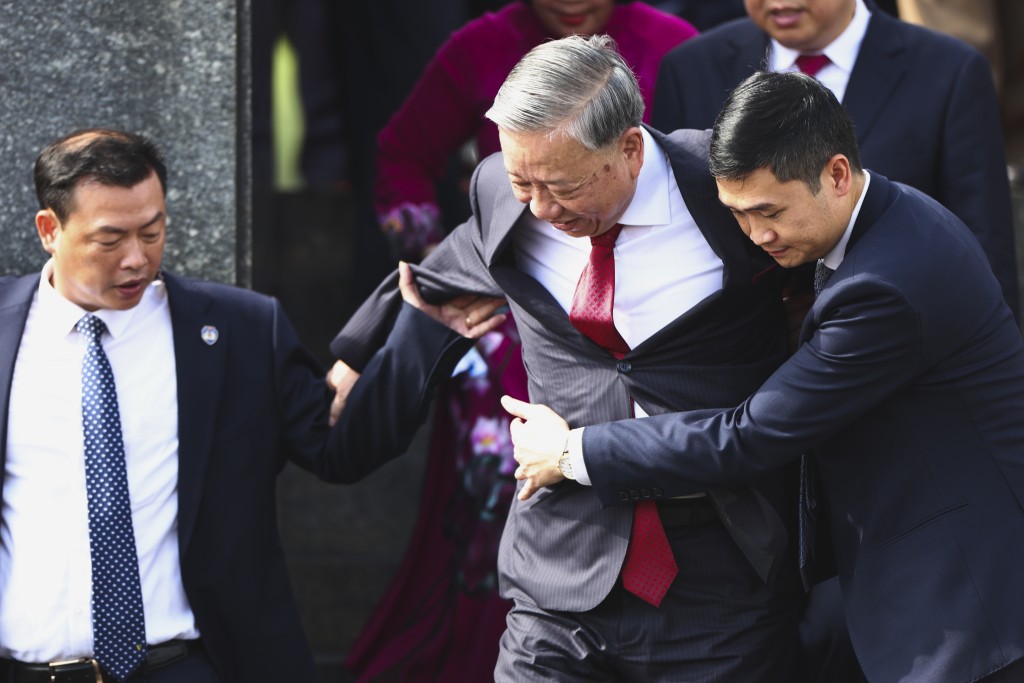 苏林出席在阅兵式后离场。美联社