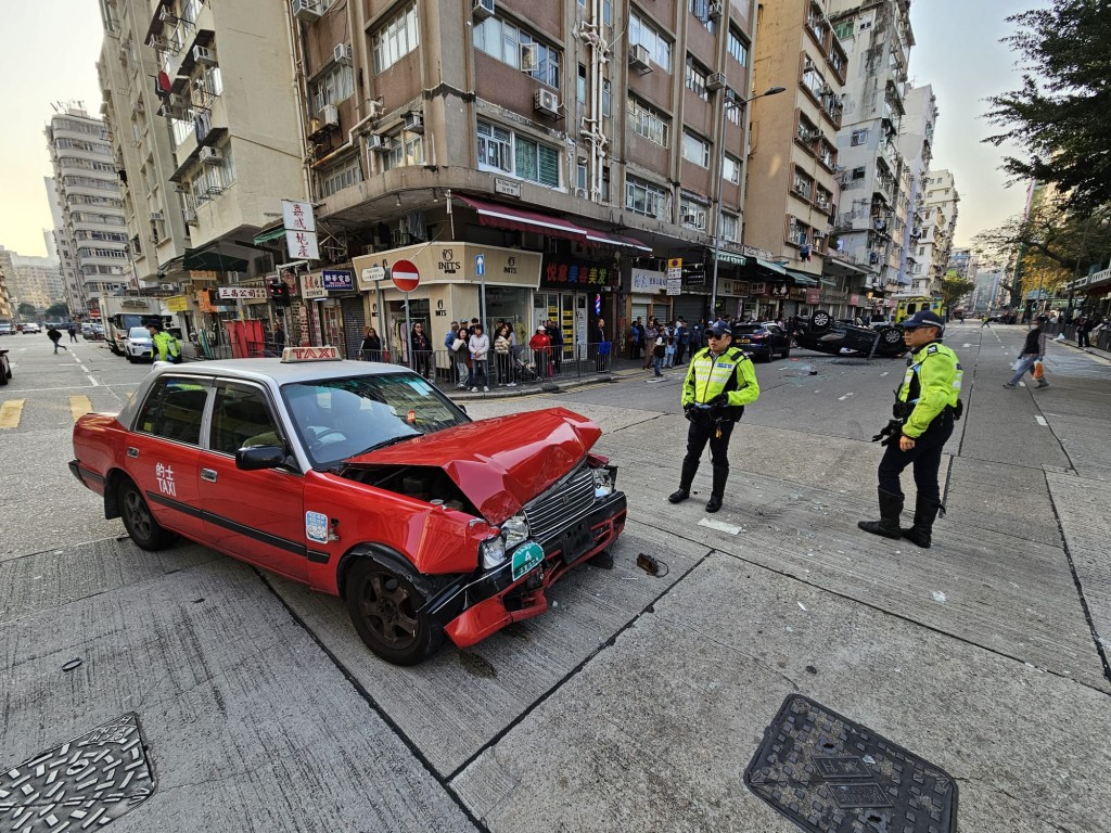 的士車頭損毀嚴重。