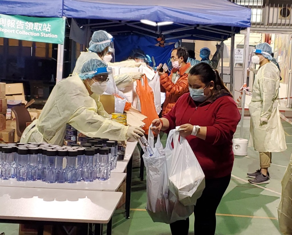 居民檢測後可以領取食品。